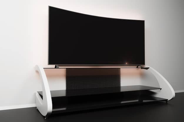 A sleek, modern smart TV on a stand, displaying a vibrant streaming service home screen. In the foreground, a family is comfortably seated on a sofa, enjoying content, with Brazilian decorative elements subtly present in the background.