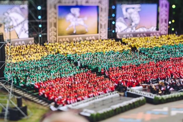 A panoramic view of the Brasília Film Festival, showcasing the crowd of attendees in front of the National Theater. The architecture of Brasília is visible in the background, highlighting the cultural significance of the event and its relationship with the city.